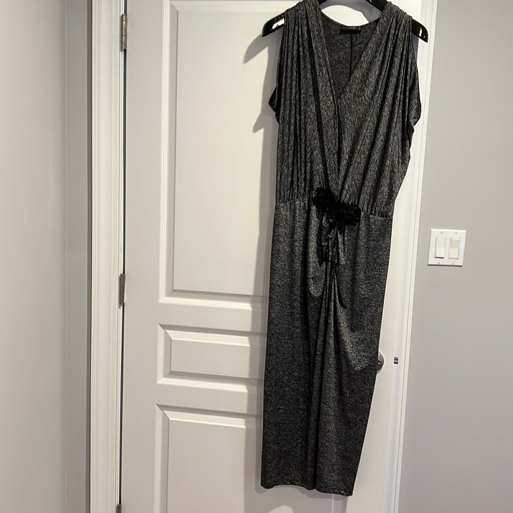 Very chick gray sleeveless dress , size L, beautiful design.
